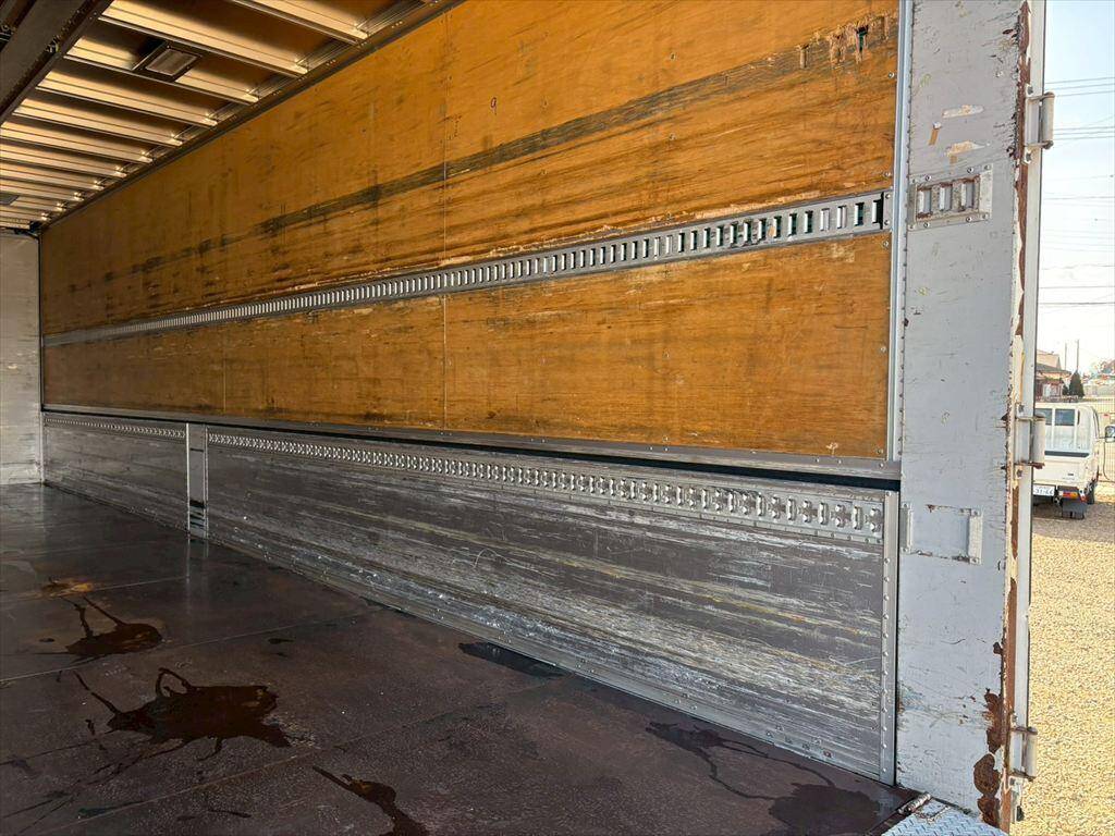 いすゞギガアルミウイング大型（10t）[写真10]