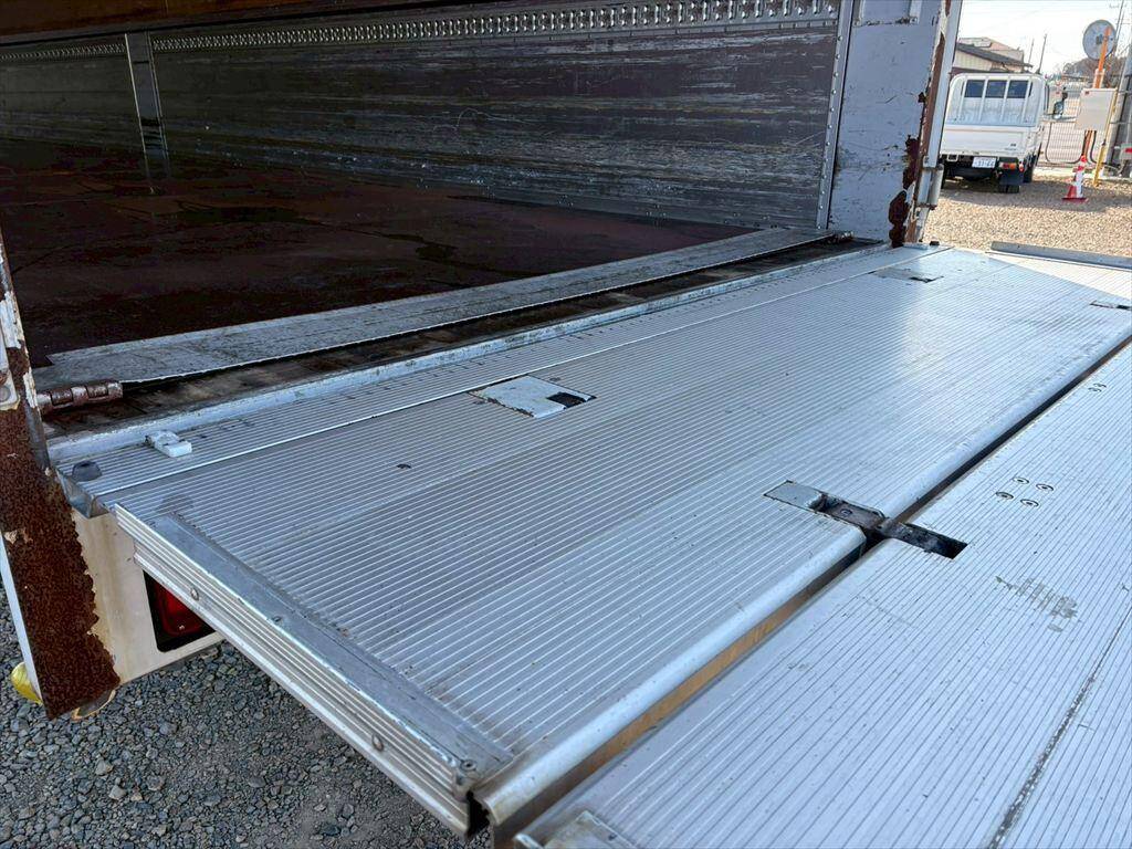 いすゞギガアルミウイング大型（10t）[写真11]