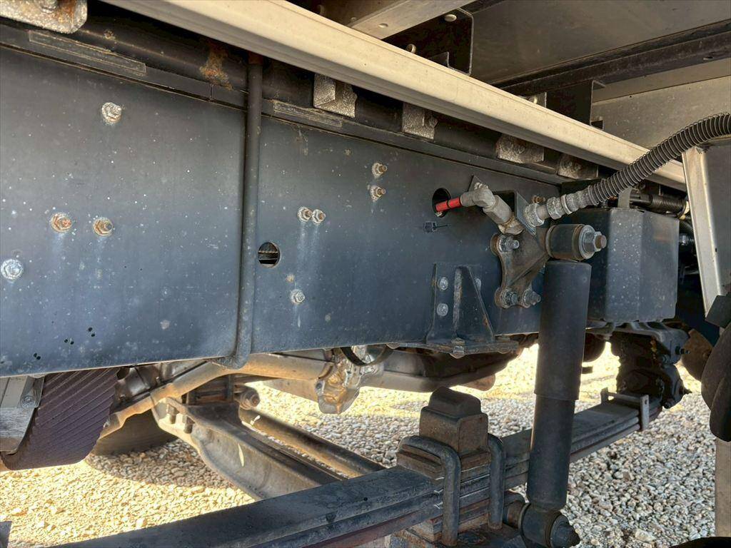 いすゞギガアルミウイング大型（10t）[写真12]