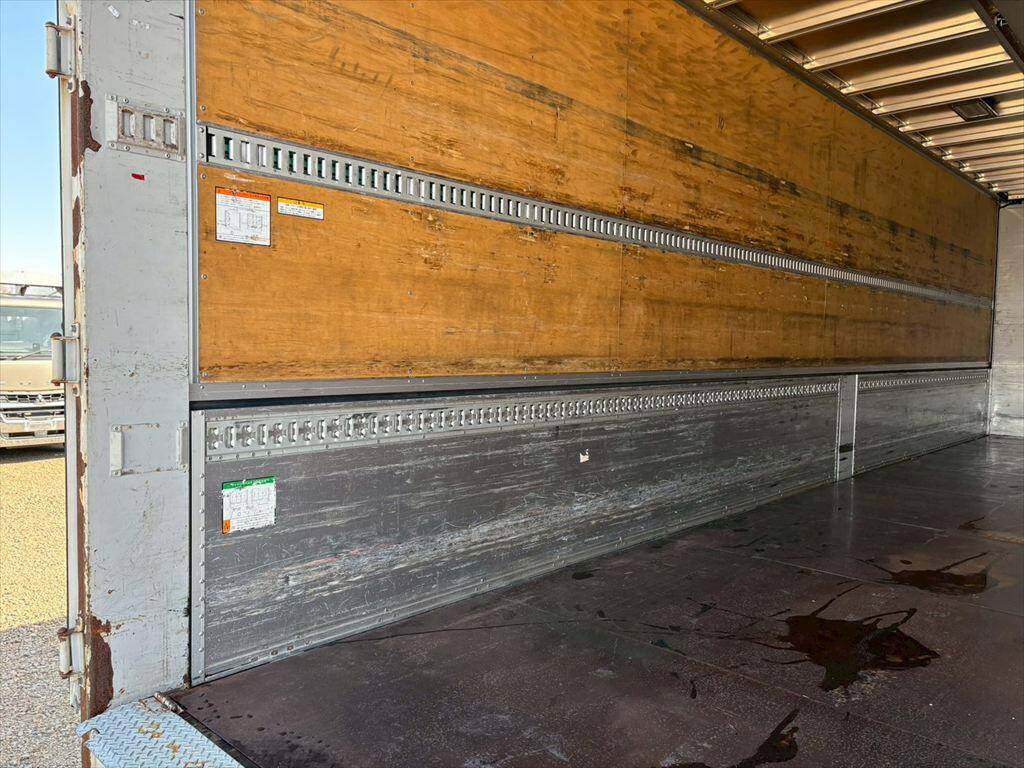 いすゞギガアルミウイング大型（10t）[写真09]