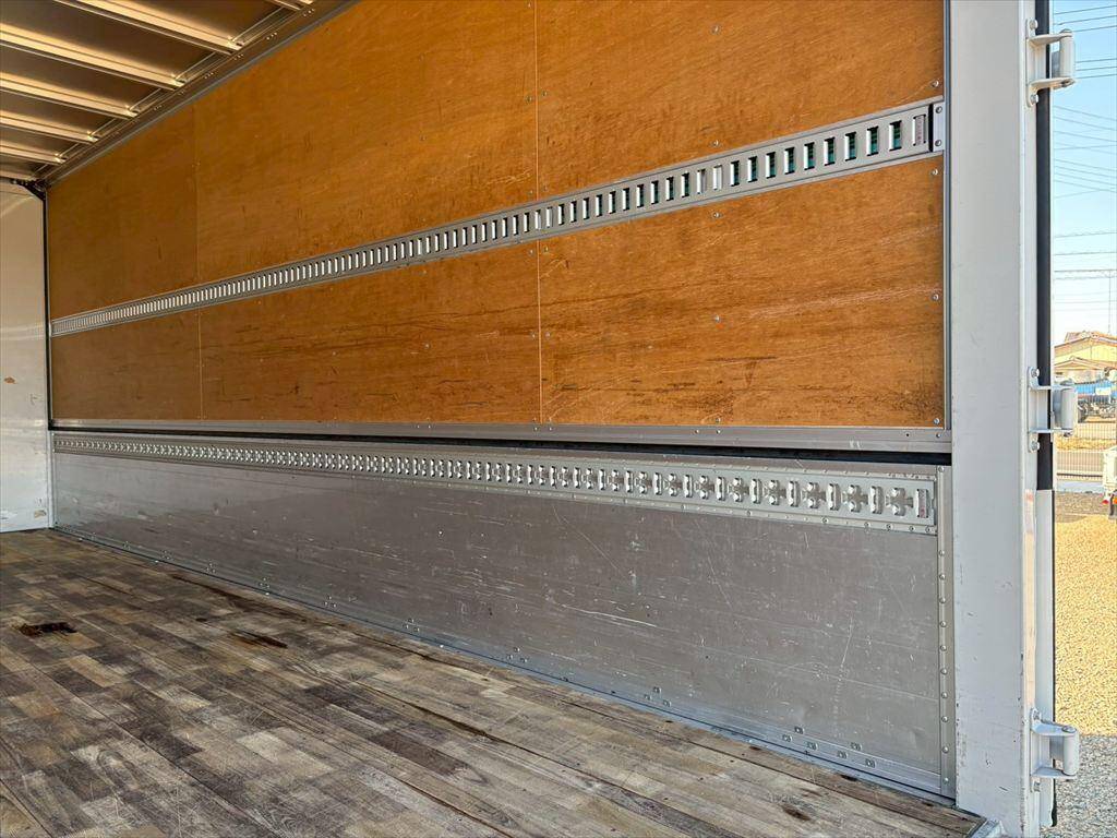 いすゞフォワードアルミウイング中型（4t）[写真10]