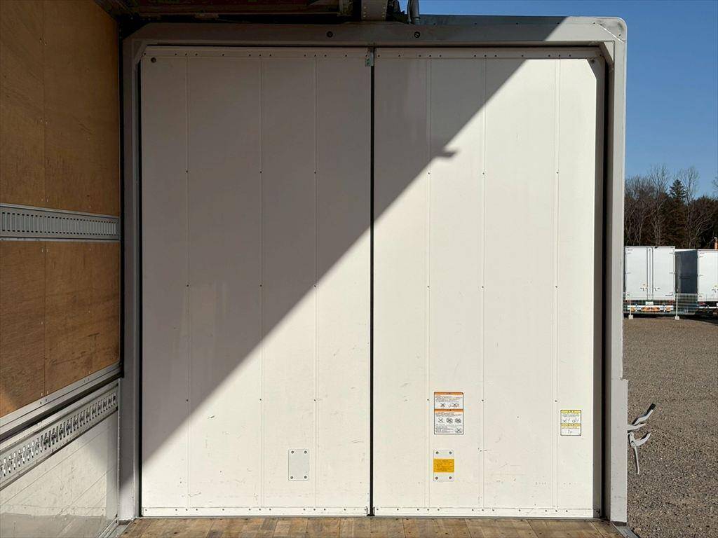 いすゞフォワードアルミウイング中型（4t）[写真13]