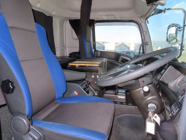 いすゞギガアルミウイング大型（10t）[写真20]