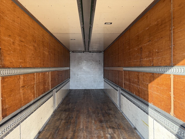 いすゞギガアルミウイング大型（10t）[写真11]