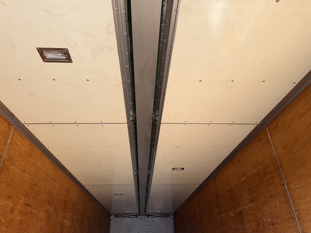 いすゞギガアルミウイング大型（10t）[写真13]