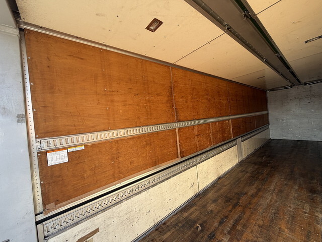 いすゞギガアルミウイング大型（10t）[写真15]