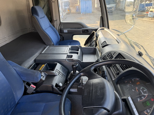 いすゞギガアルミウイング大型（10t）[写真33]