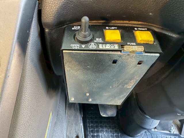 UDトラックスクオンダンプ大型（10t）[写真16]