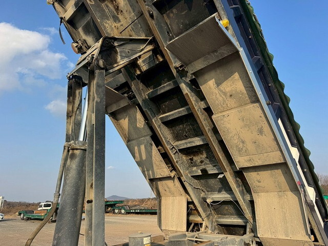 UDトラックスクオンダンプ大型（10t）[写真27]