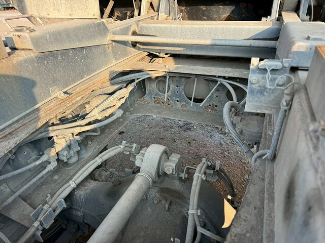 UDトラックスクオンダンプ大型（10t）[写真28]