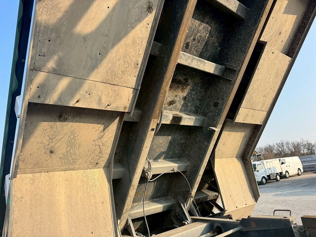 UDトラックスクオンダンプ大型（10t）[写真35]