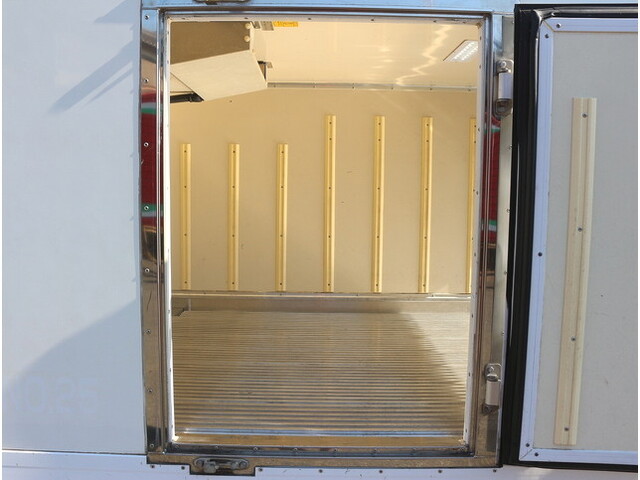 いすゞエルフ冷凍車（冷蔵車）小型（2t・3t）[写真10]