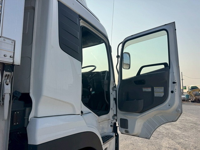 UDトラックスクオンアルミウイング大型（10t）[写真37]