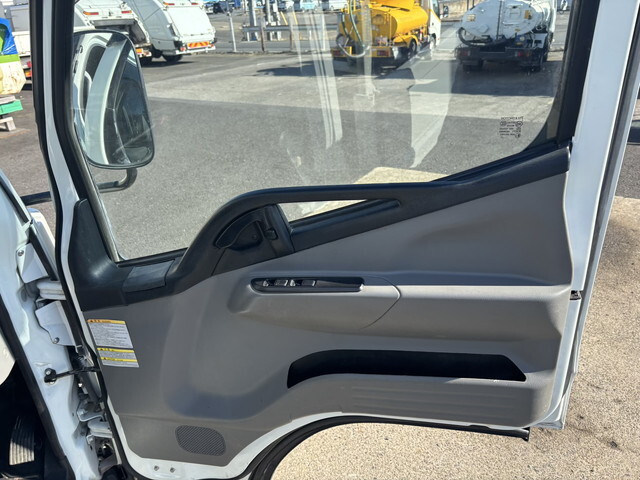 三菱ふそうキャンター平ボディ小型（2t・3t）[写真29]