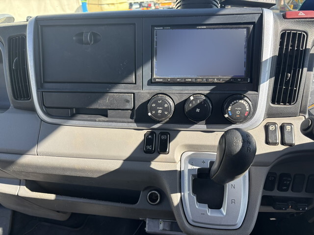 三菱ふそうキャンター平ボディ小型（2t・3t）[写真35]