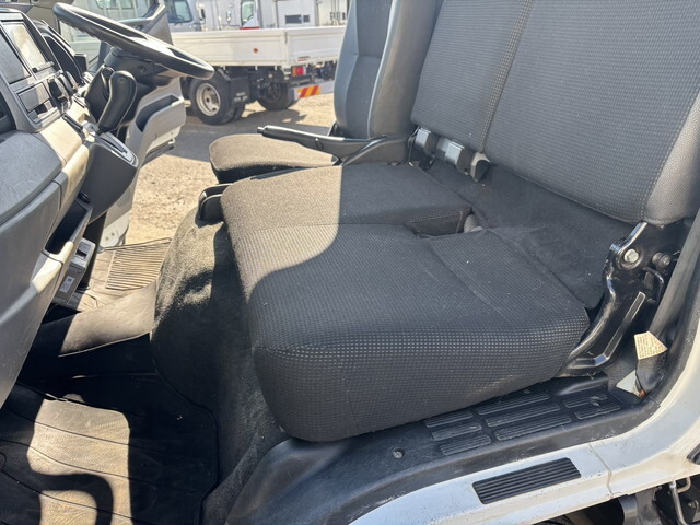 三菱ふそうキャンター平ボディ小型（2t・3t）[写真38]