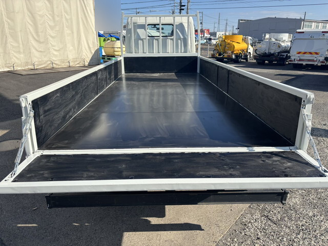 三菱ふそうキャンター平ボディ小型（2t・3t）[写真08]