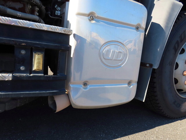 UDトラックスクオントレーラーヘッド（トラクターヘッド）大型（10t）[写真10]