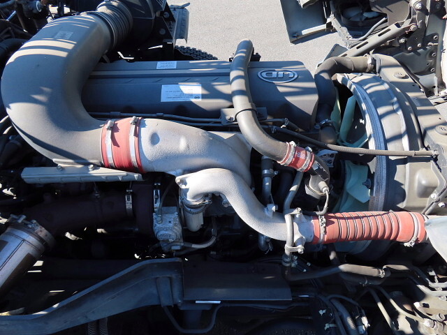 UDトラックスクオントレーラーヘッド（トラクターヘッド）大型（10t）[写真12]