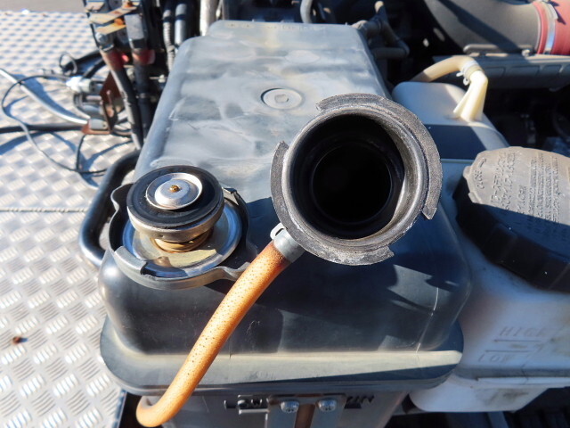 UDトラックスクオントレーラーヘッド（トラクターヘッド）大型（10t）[写真16]