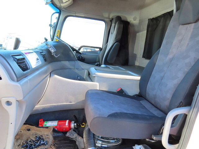 UDトラックスクオントレーラーヘッド（トラクターヘッド）大型（10t）[写真18]