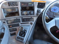 UDトラックスクオントレーラーヘッド（トラクターヘッド）大型（10t）[写真21]