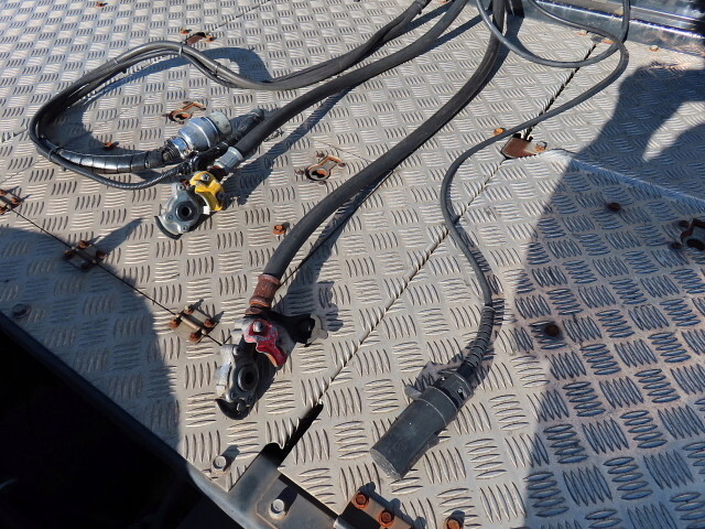 UDトラックスクオントレーラーヘッド（トラクターヘッド）大型（10t）[写真27]