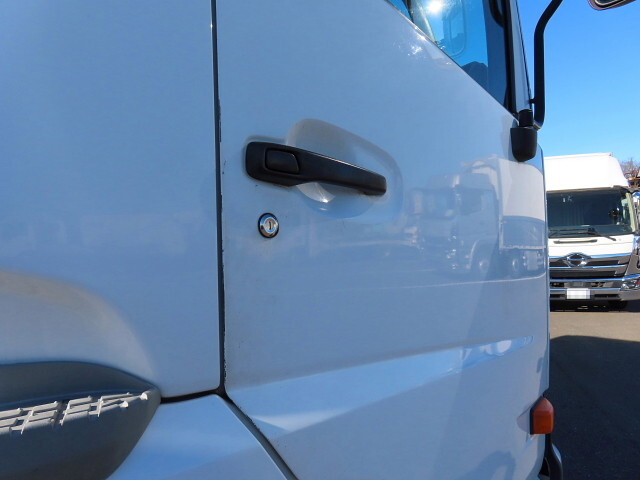 UDトラックスクオントレーラーヘッド（トラクターヘッド）大型（10t）[写真32]