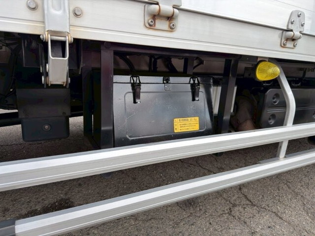 いすゞフォワードアルミウイング中型（4t）[写真16]