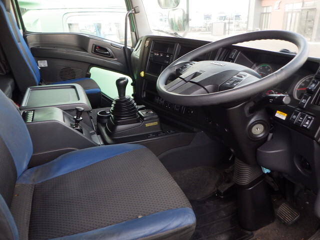 いすゞギガアルミウイング大型（10t）[写真09]