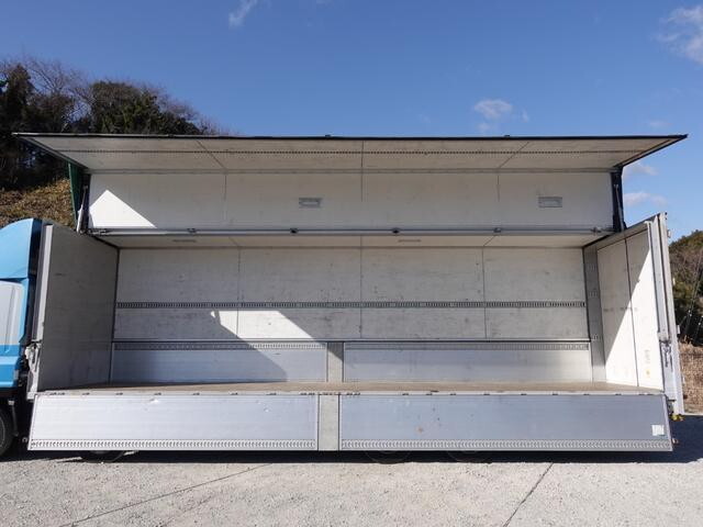 いすゞギガアルミウイング大型（10t）[写真12]