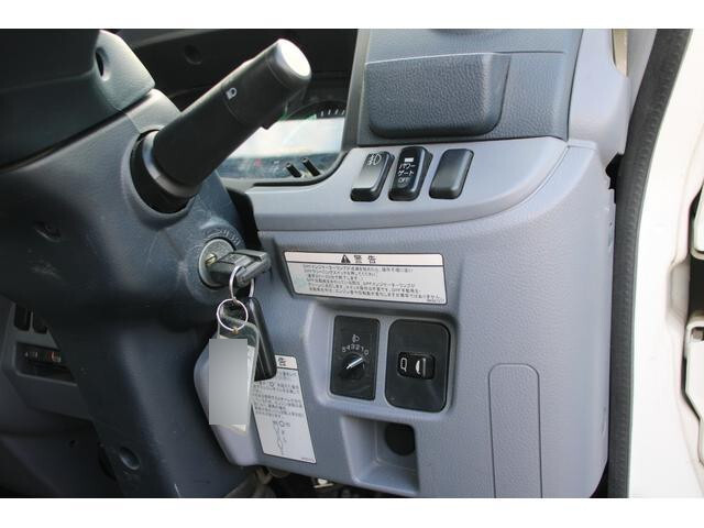 三菱ふそうキャンター平ボディ小型（2t・3t）[写真28]