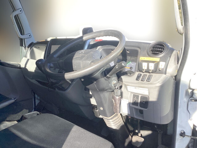 三菱ふそうキャンター平ボディ小型（2t・3t）[写真28]