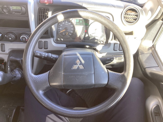 三菱ふそうキャンター平ボディ小型（2t・3t）[写真30]