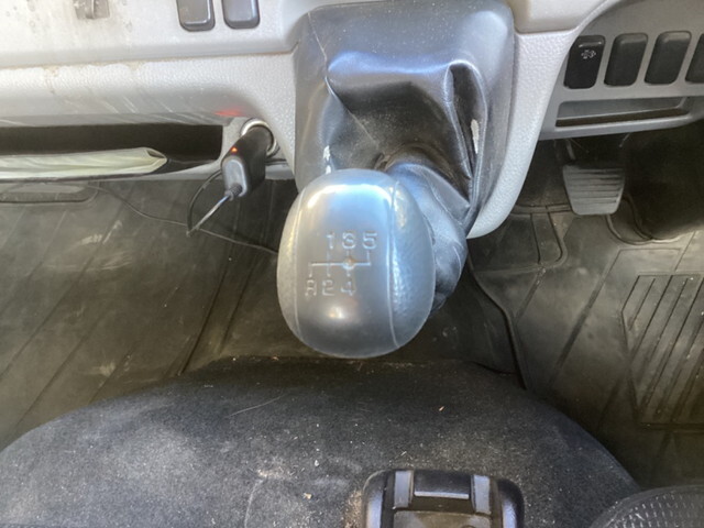 三菱ふそうキャンター平ボディ小型（2t・3t）[写真32]