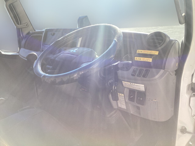 三菱ふそうキャンター平ボディ小型（2t・3t）[写真28]