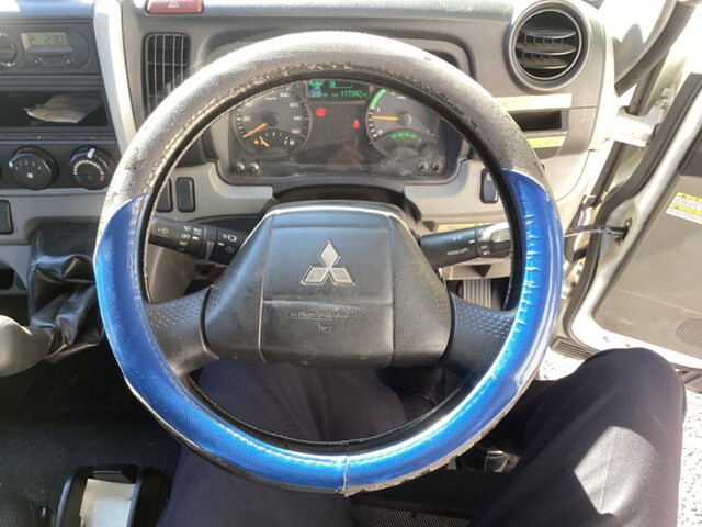 三菱ふそうキャンター平ボディ小型（2t・3t）[写真30]