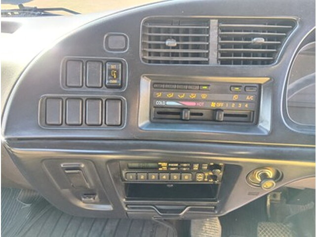 いすゞフォワード平ボディ中型（4t）[写真23]