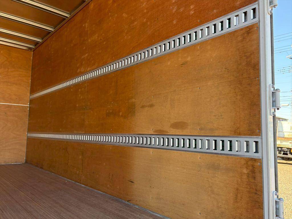 いすゞエルフアルミバン小型（2t・3t）[写真09]