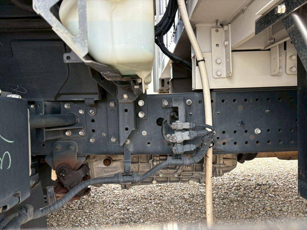 いすゞフォワード冷蔵冷凍ウイング増トン（6t・8t）[写真13]