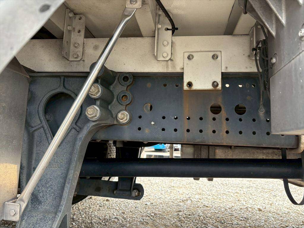 いすゞフォワード冷蔵冷凍ウイング増トン（6t・8t）[写真15]