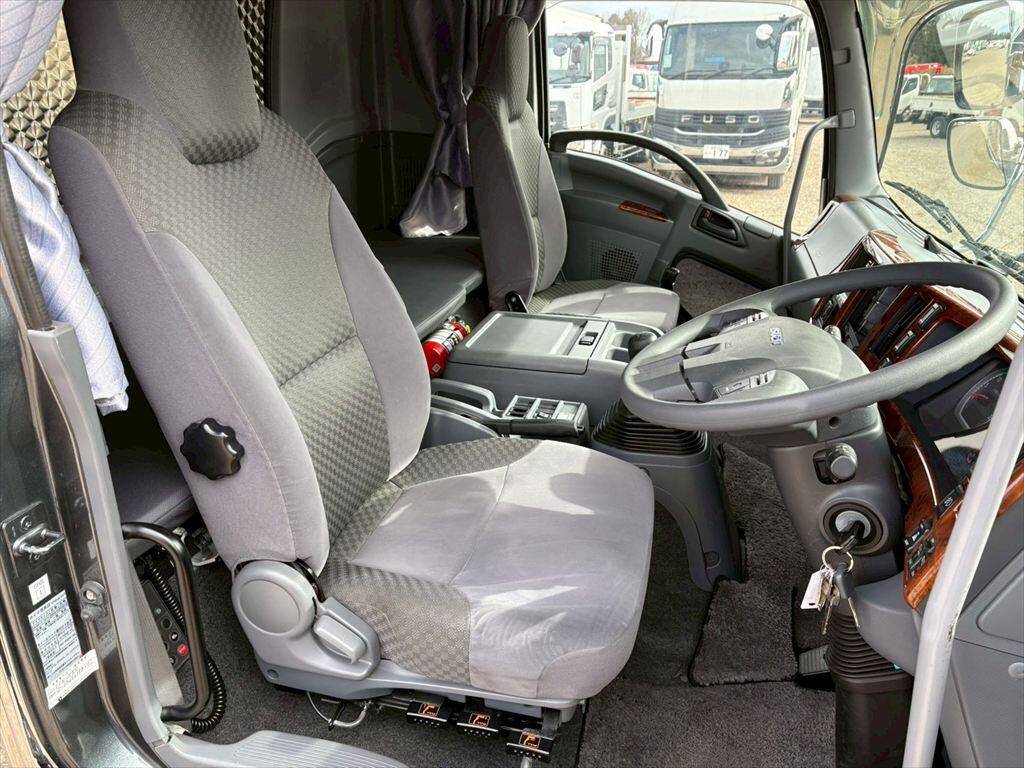 いすゞフォワード冷蔵冷凍ウイング増トン（6t・8t）[写真20]