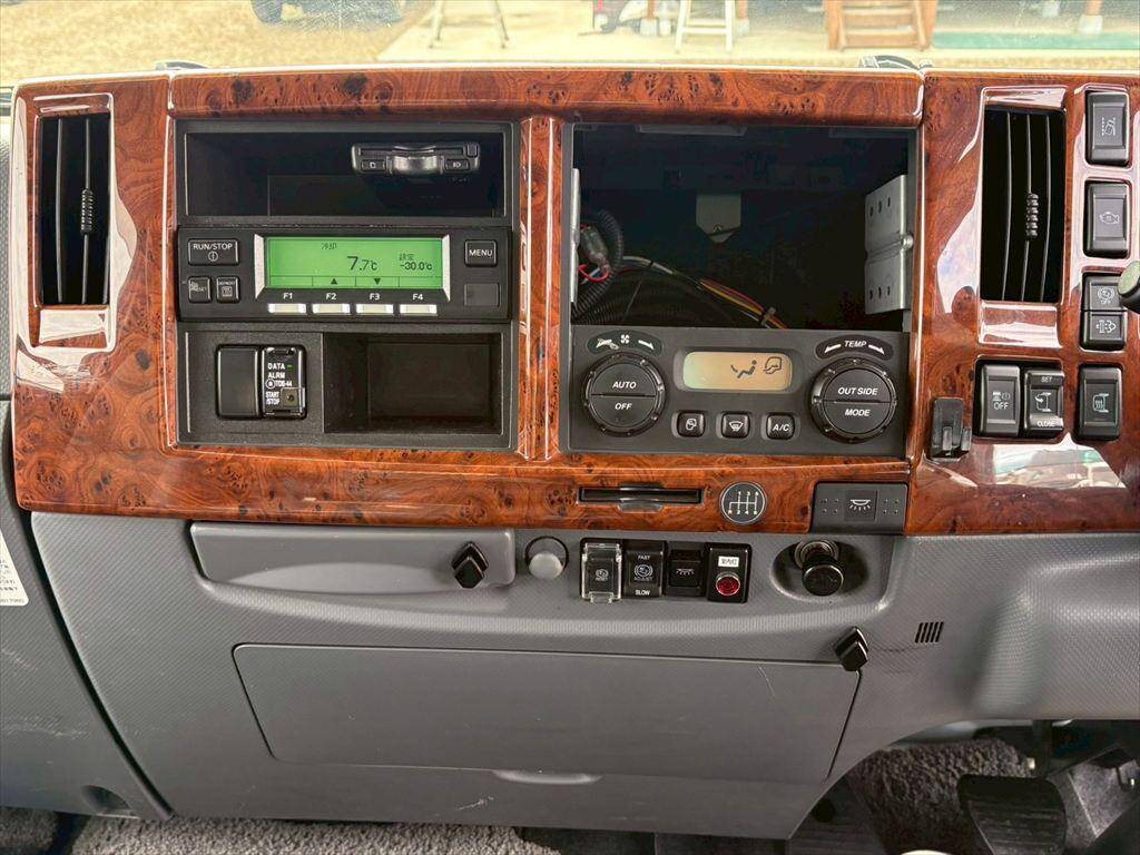 いすゞフォワード冷蔵冷凍ウイング増トン（6t・8t）[写真21]