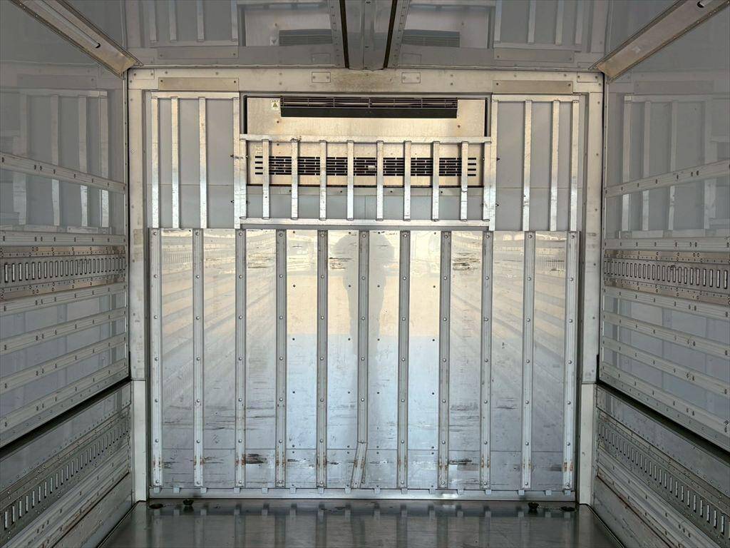 いすゞフォワード冷蔵冷凍ウイング増トン（6t・8t）[写真07]