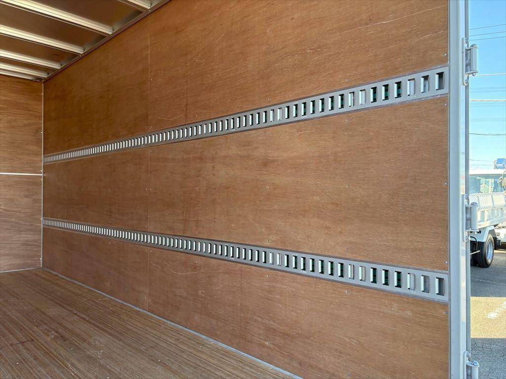 いすゞエルフアルミバン小型（2t・3t）[写真10]