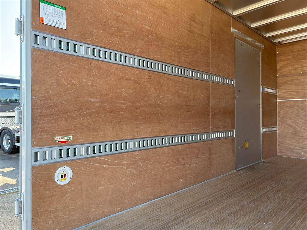 いすゞエルフアルミバン小型（2t・3t）[写真09]