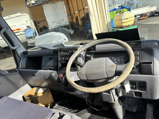 三菱ふそうキャンター平ボディ小型（2t・3t）[写真33]