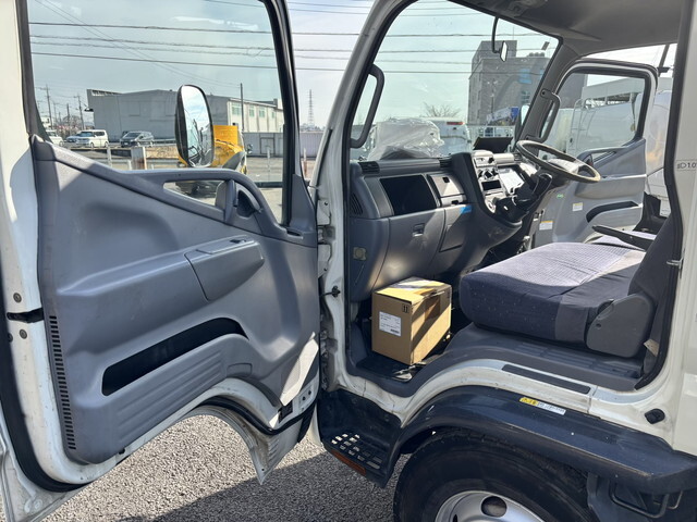 三菱ふそうキャンター平ボディ小型（2t・3t）[写真38]