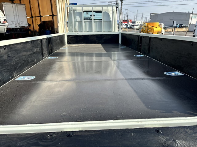 三菱ふそうキャンター平ボディ小型（2t・3t）[写真09]