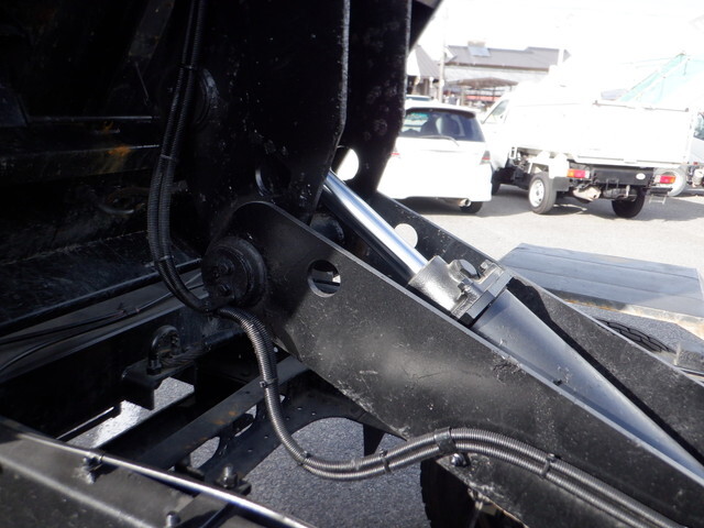 いすゞフォワード三転ダンプ中型（4t）[写真17]